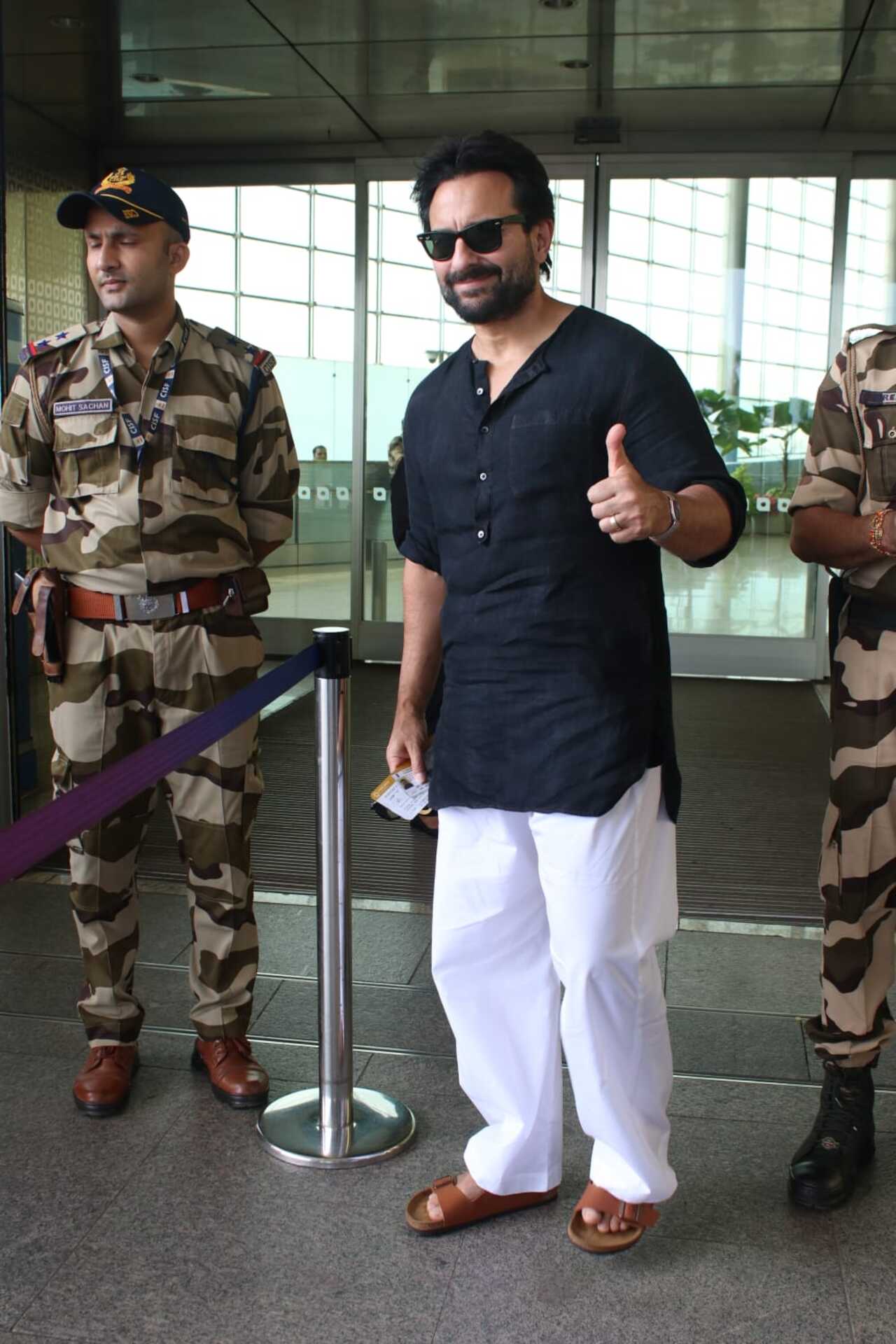 Saif posed for the paparazzi 
